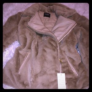 🤩 TWO COATS IN ONE 🤩 Beautiful GUESS faux fur 🧥